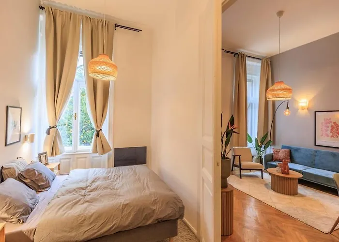 Designer 2 Bedroom Apartment *