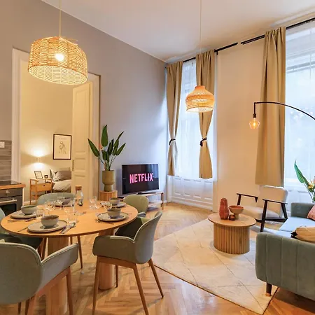 Designer 2 Bedroom Flat דירה *
