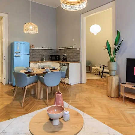 Designer 2 Bedroom Flat *