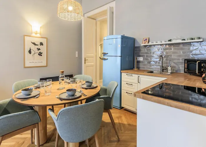 Designer 2 Bedroom Appartamento